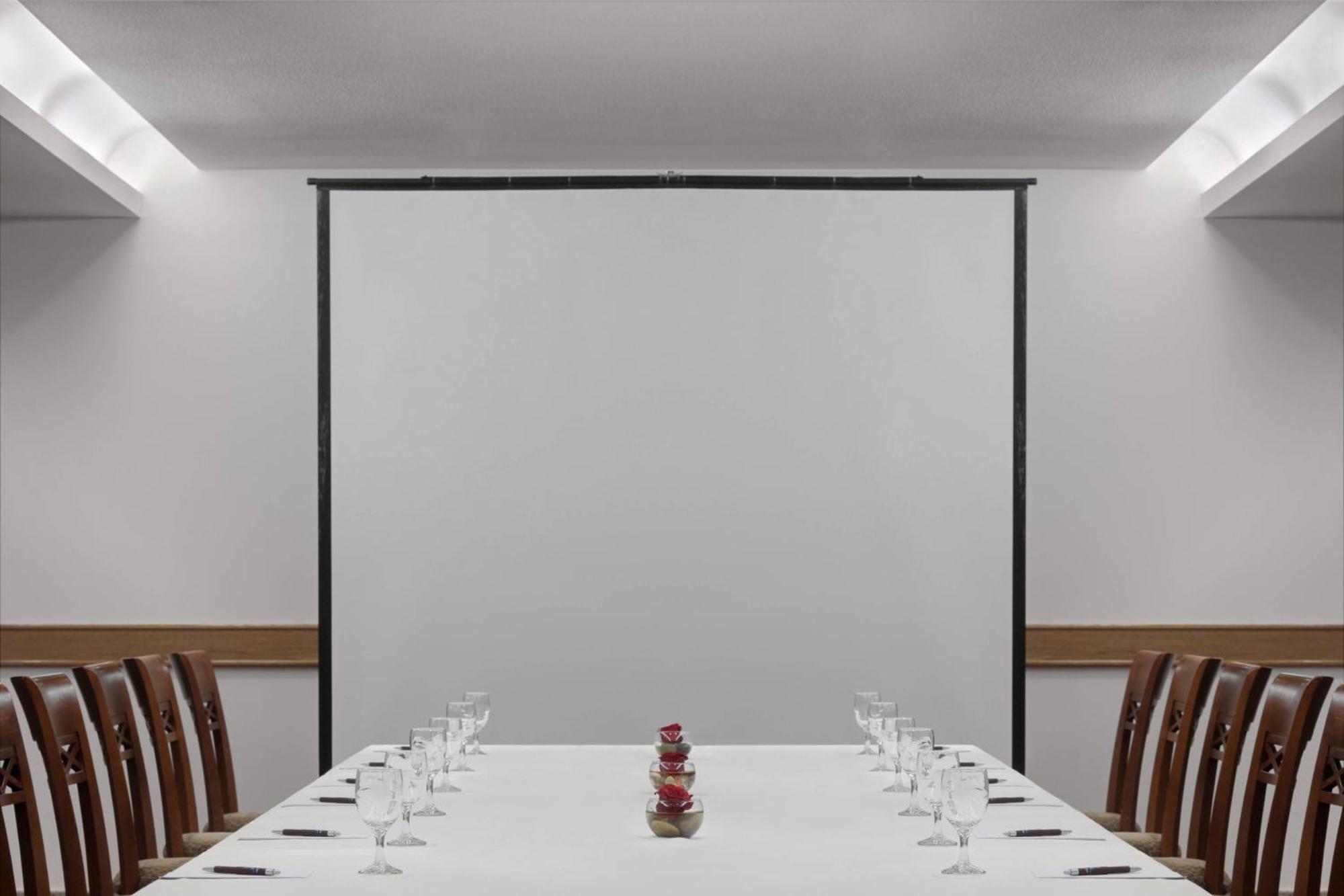 เชอราตัน เจดดาห์ โฮเต็ล Hotel ภายนอก รูปภาพ A manual projector screen