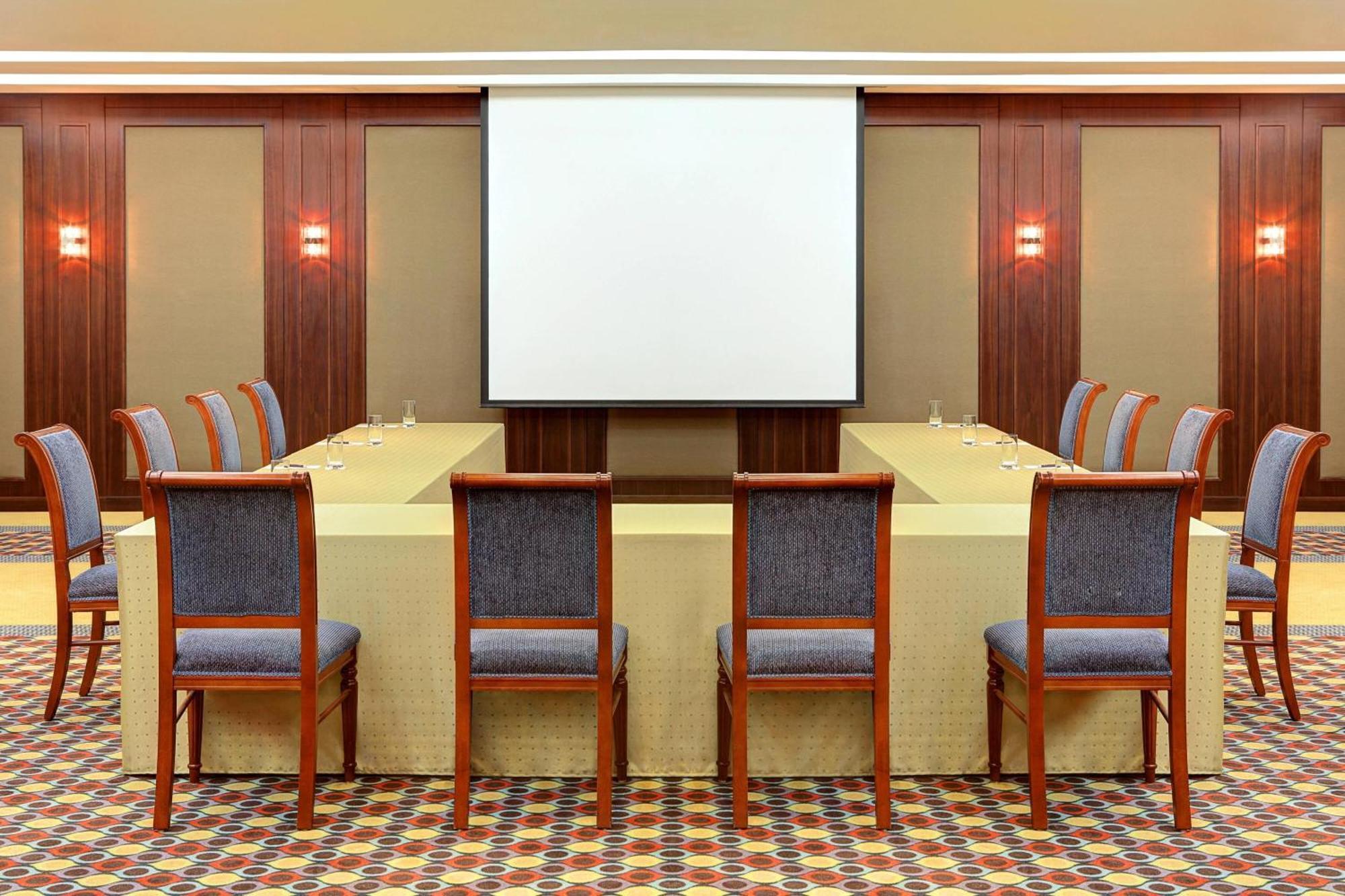 เชอราตัน เจดดาห์ โฮเต็ล Hotel ภายนอก รูปภาพ A projection screen in a meeting room